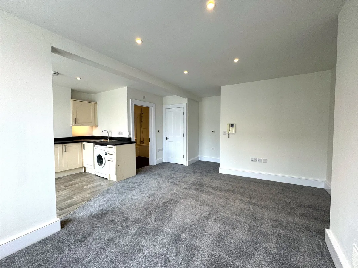 Flat South Street in Mole Valley