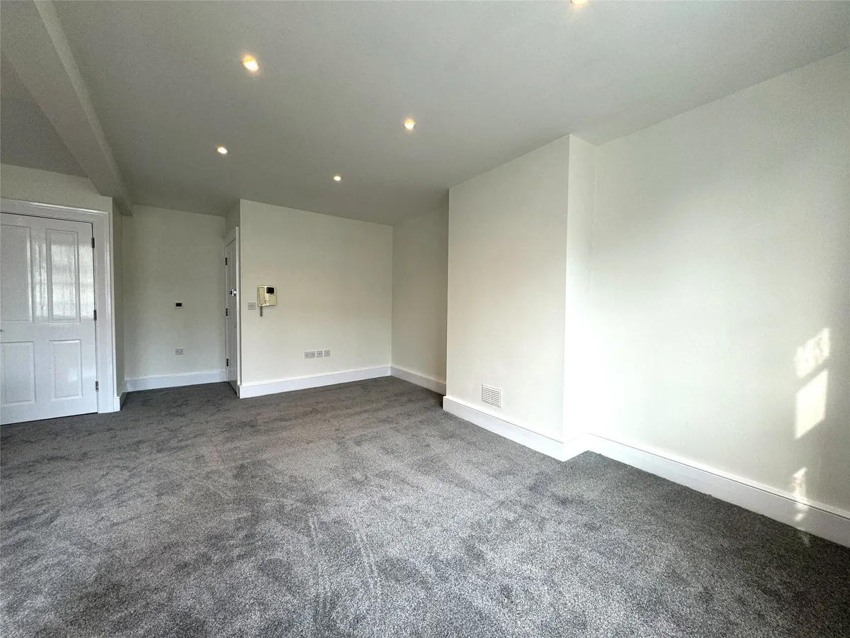 Flat South Street in Mole Valley