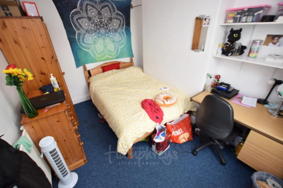 Room Colwyn Road in Northampton