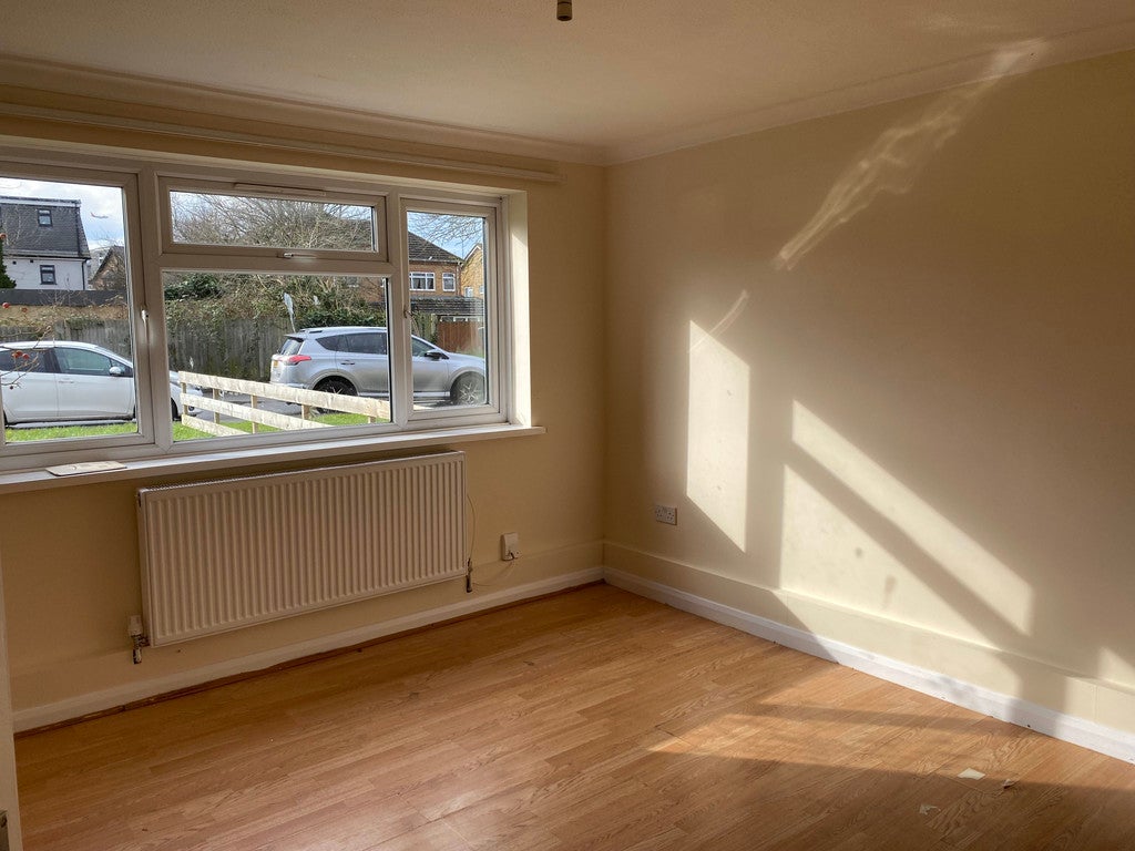 Flat Guernsey Close in Greater London