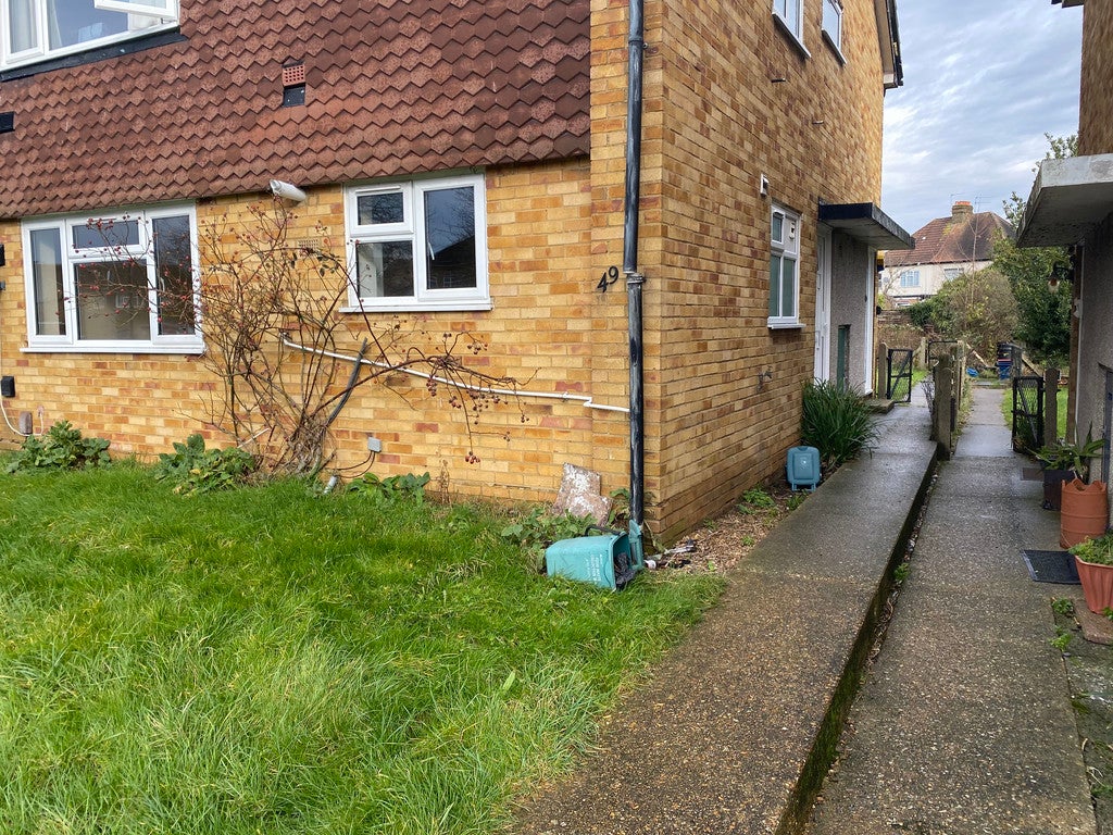 Flat Guernsey Close in Greater London