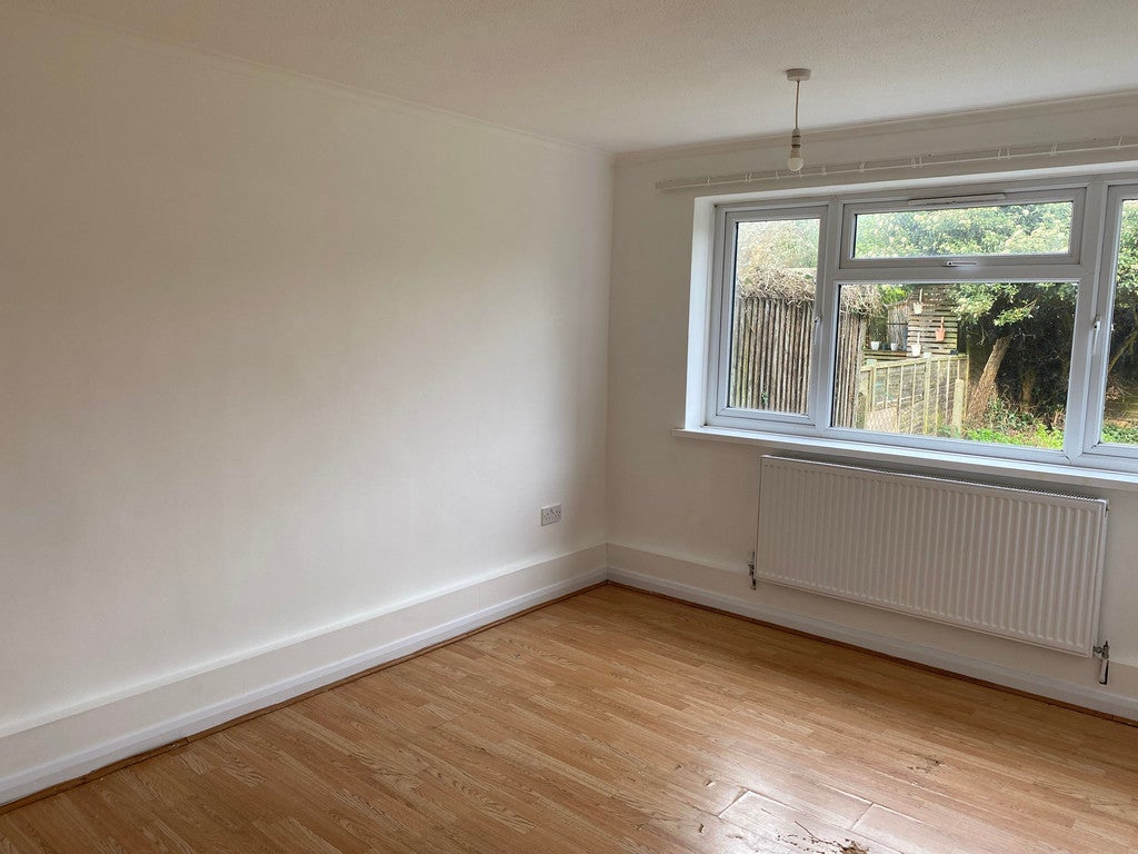 Flat Guernsey Close in Greater London