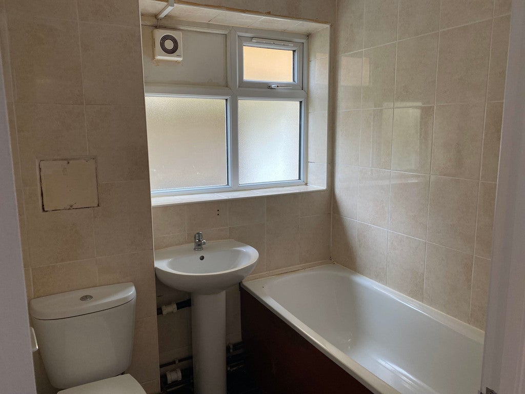 Flat Guernsey Close in Greater London