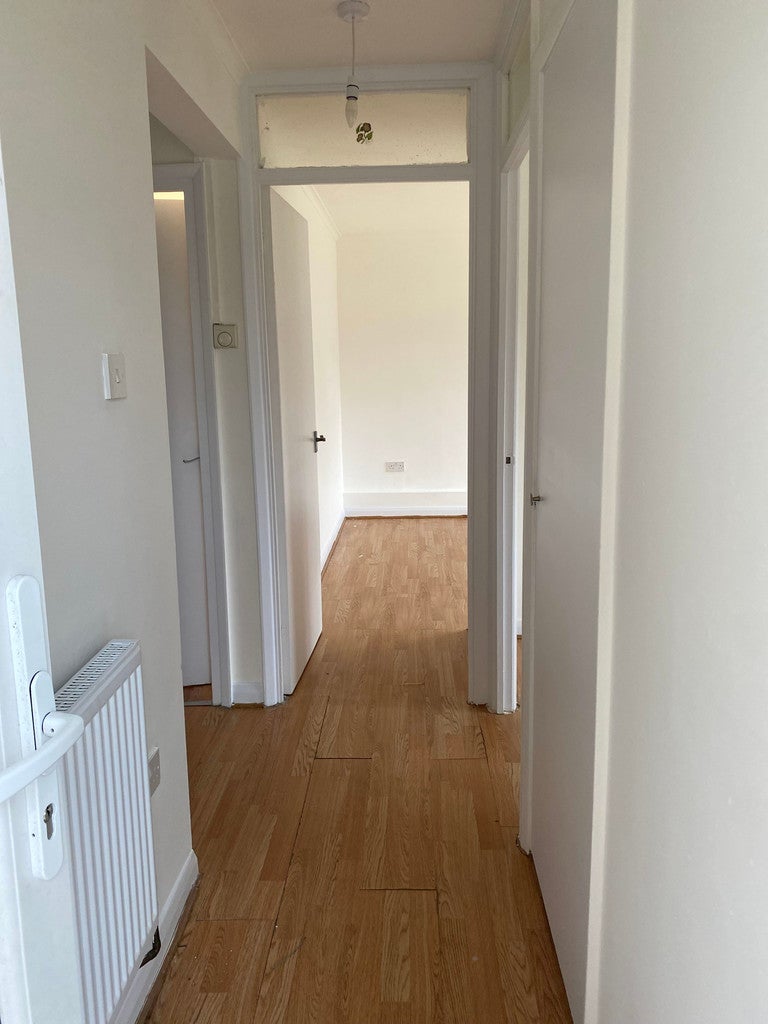 Flat Guernsey Close in Greater London