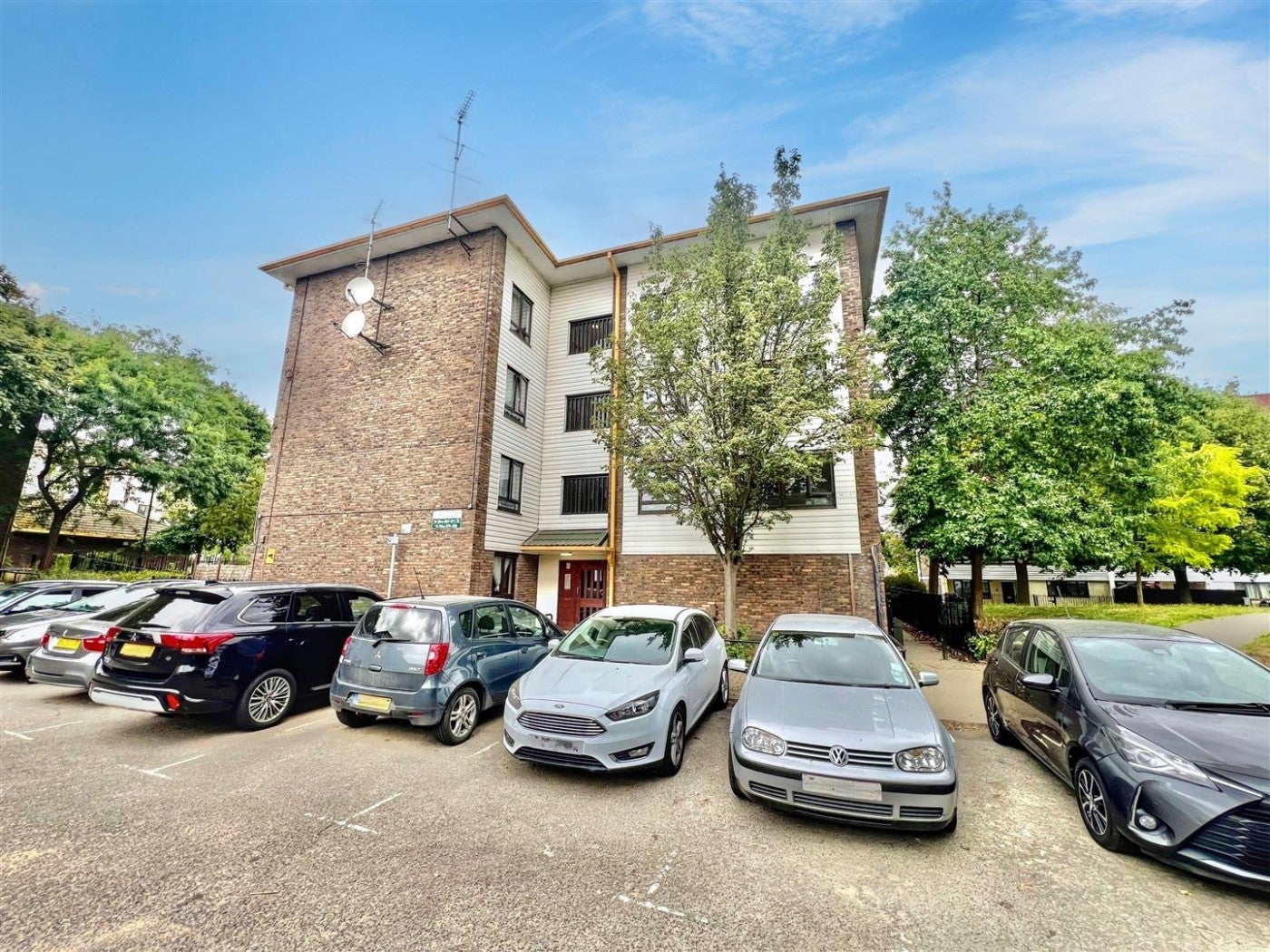 Flat Summerwood Road in Greater London
