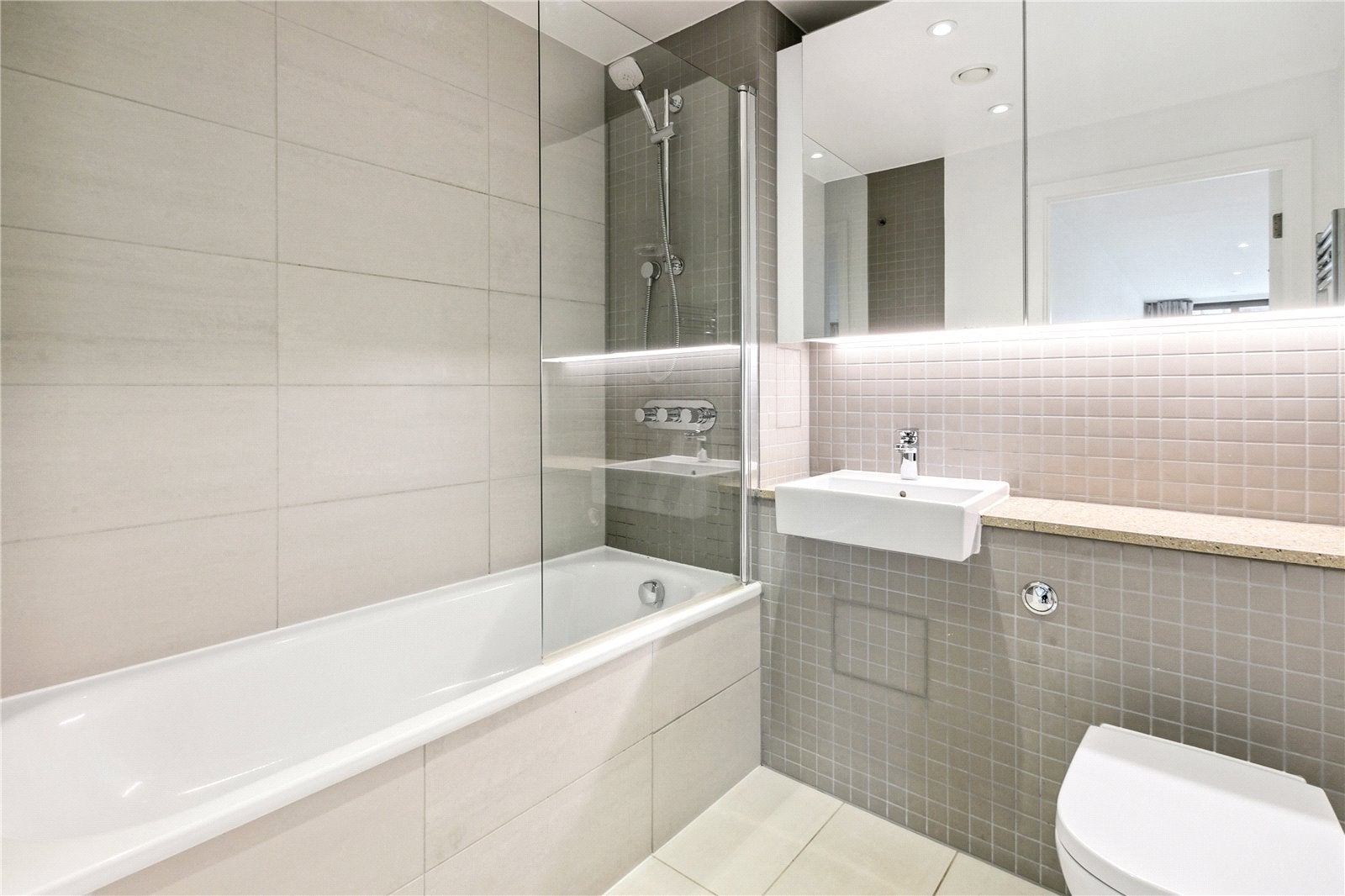 Flat Parkham Street in Greater London
