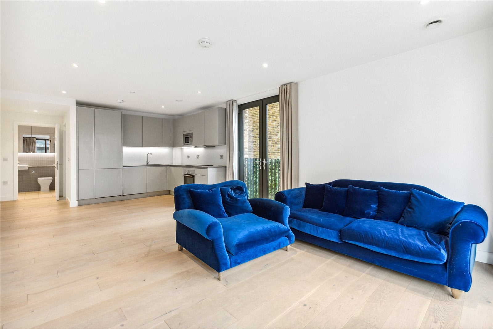 Flat Parkham Street in Greater London