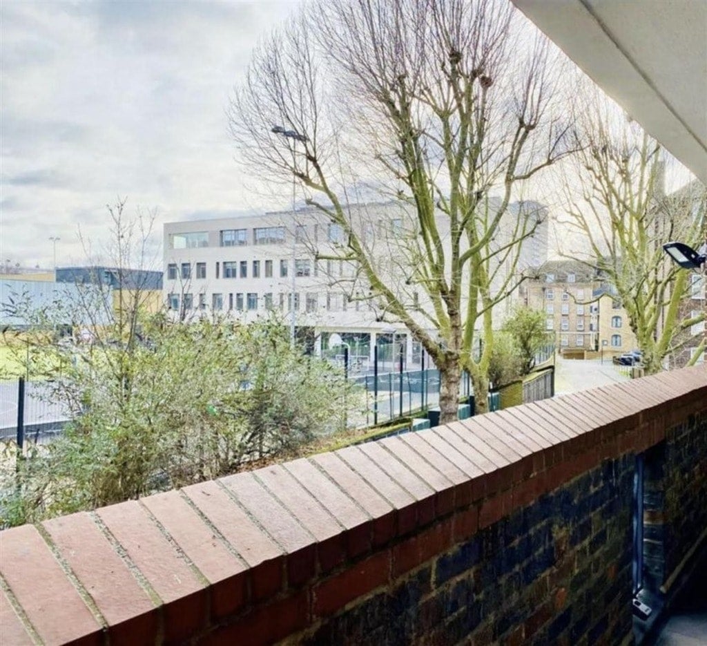 Flat George Row in Greater London