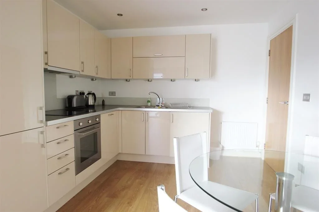 Flat Aqua Vista Square in Greater London