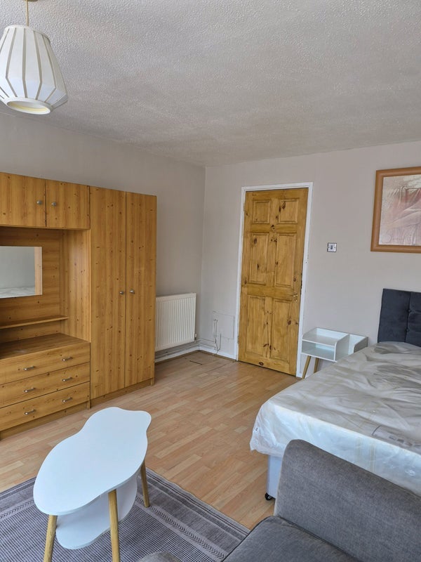 Room London Road in Greater London