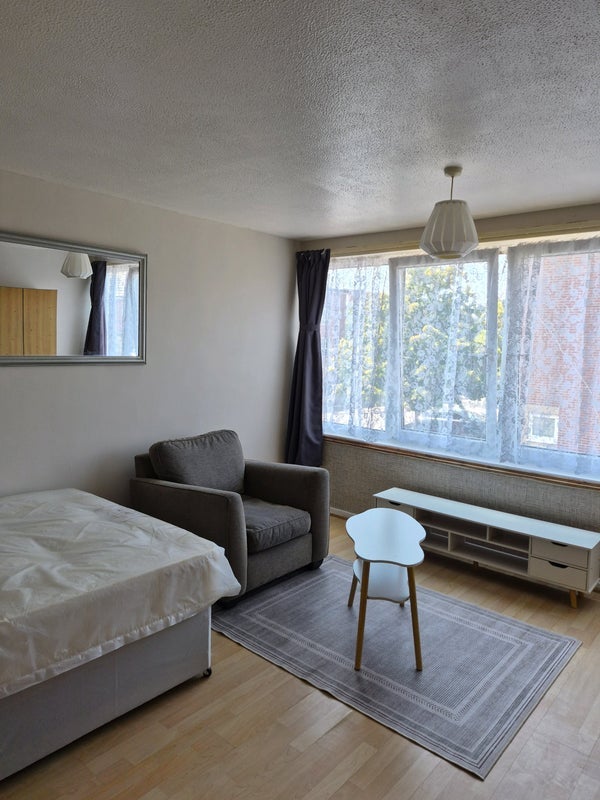 Room London Road in Greater London