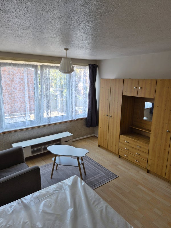 Room London Road in Greater London
