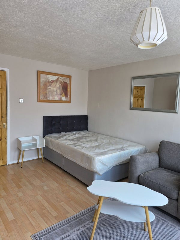 Room London Road in Greater London