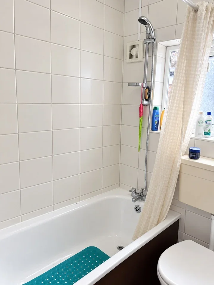 Flat Peacock Close in Greater London