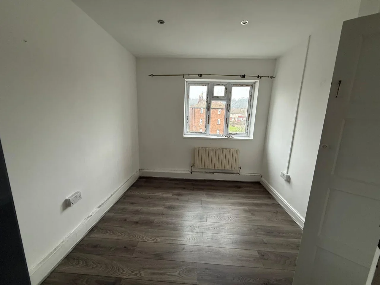 Flat Fullwell Avenue in Greater London