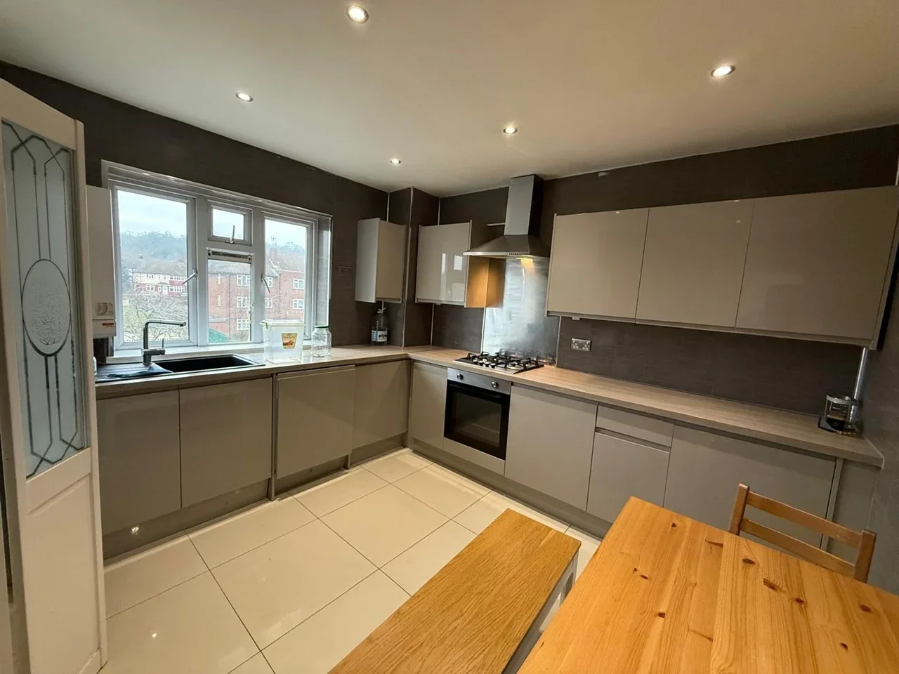 Flat Fullwell Avenue in Greater London
