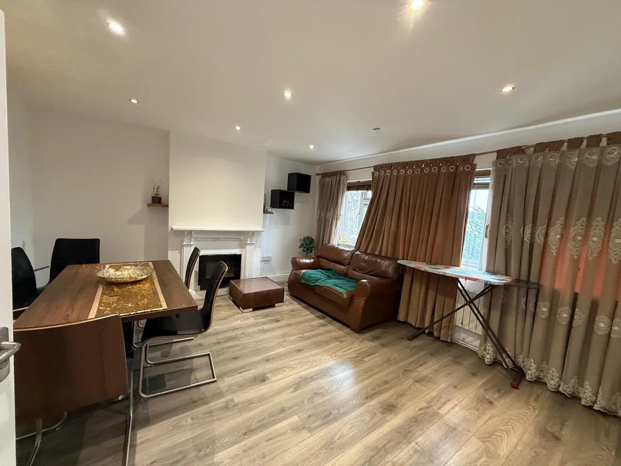 Flat Fullwell Avenue in Greater London