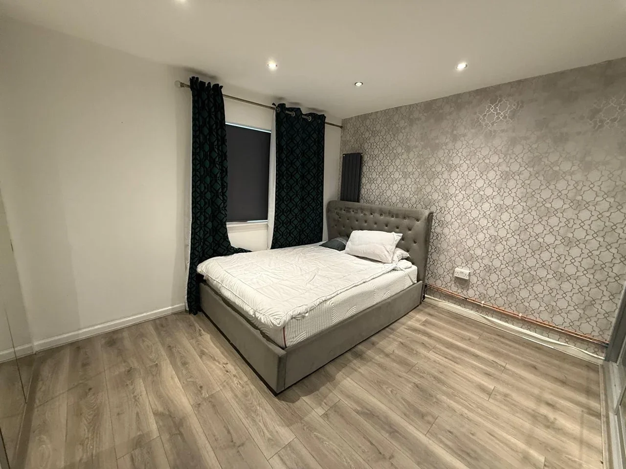 Flat Fullwell Avenue in Greater London