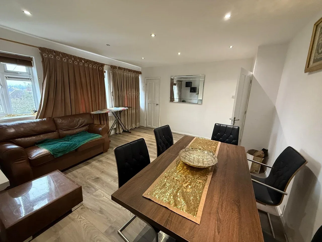 Flat Fullwell Avenue in Greater London