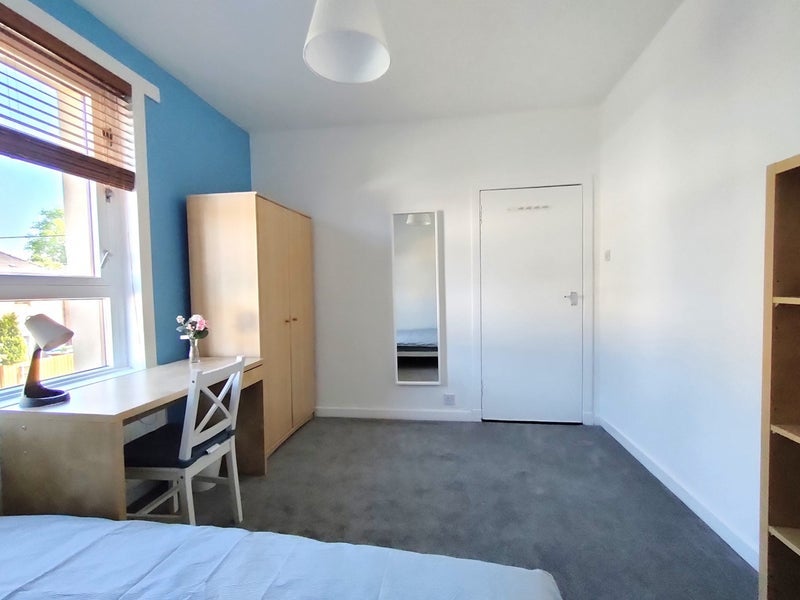 Room Greengairs Avenue in Glasgow