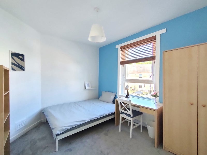 Room Greengairs Avenue in Glasgow