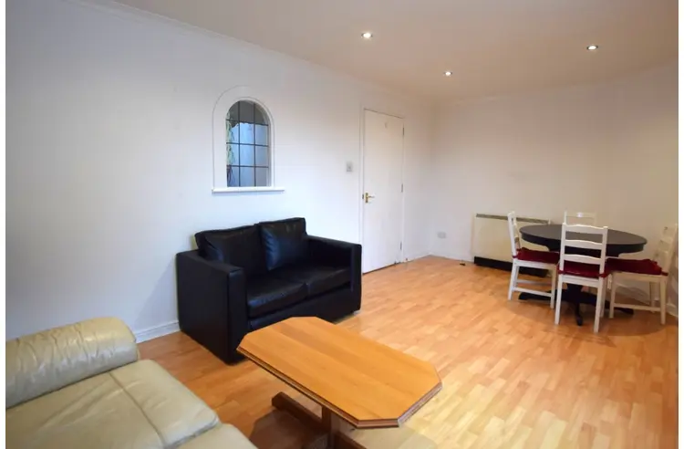 Flat Broughton Road in City of Edinburgh