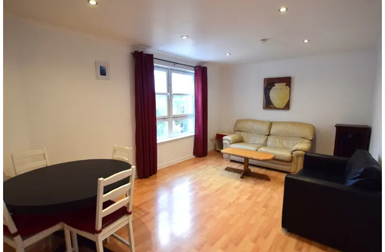 Flat Broughton Road in City of Edinburgh