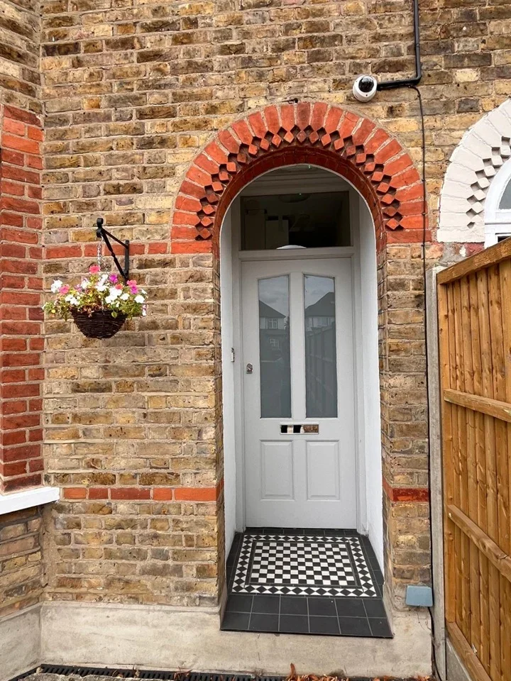 Flat Bath Road in Greater London