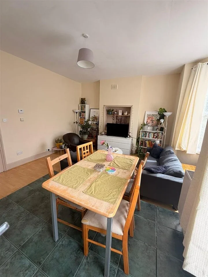 Flat Maygrove Road in Greater London