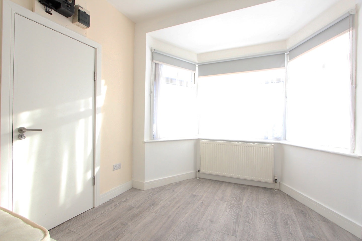 Flat Woodville Gardens in Greater London