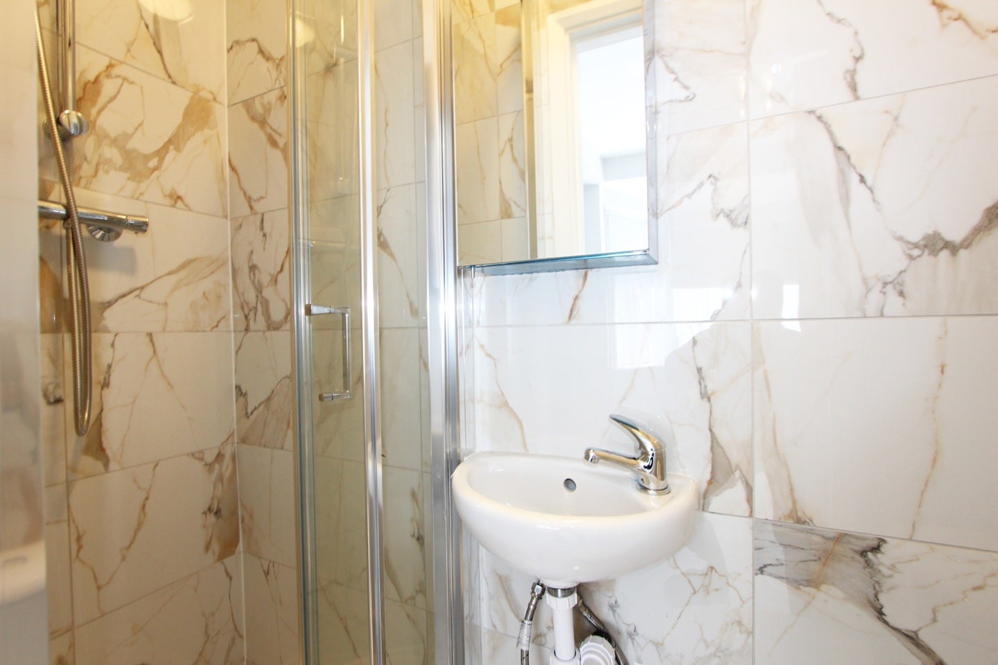 Flat Woodville Gardens in Greater London