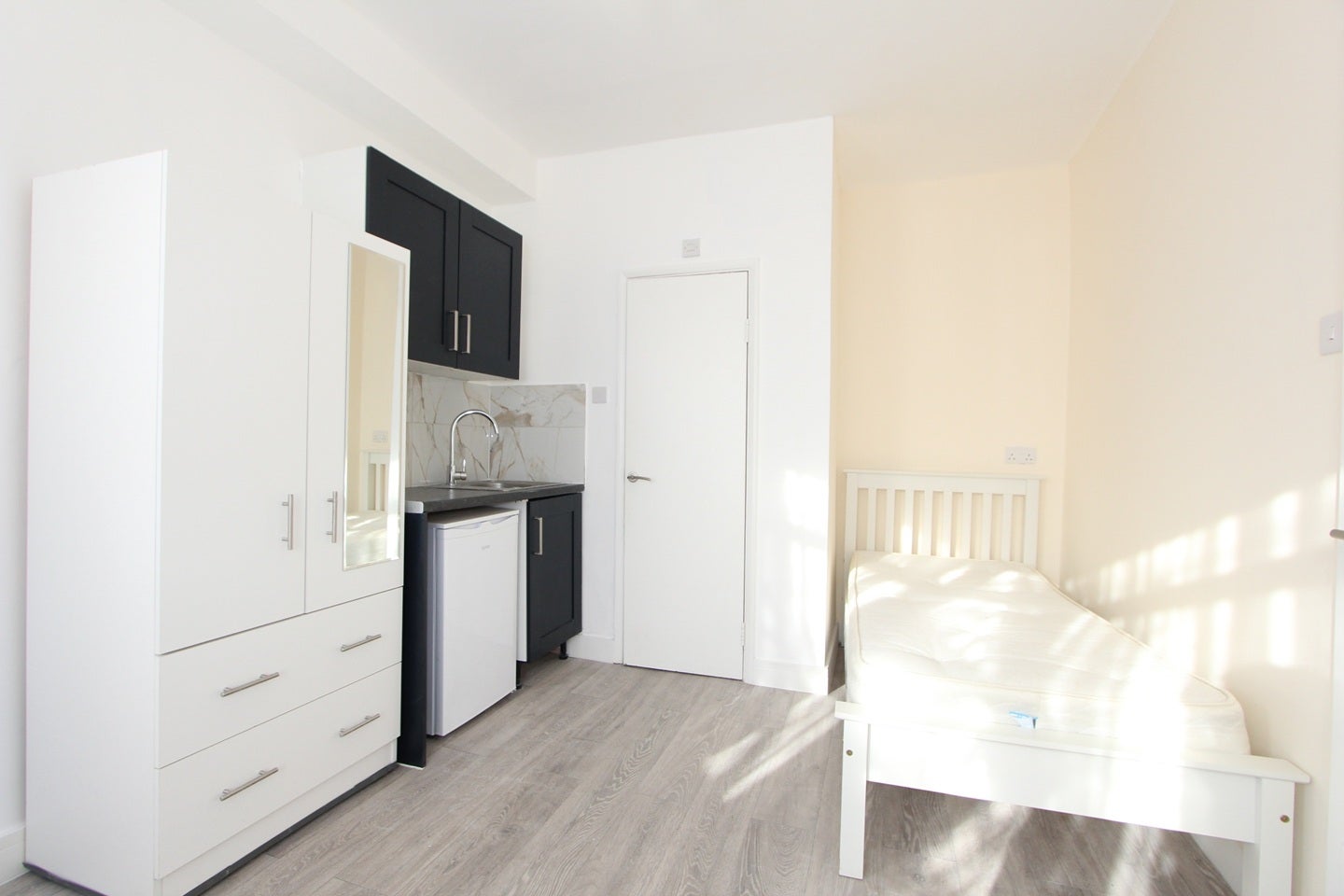 Flat Woodville Gardens in Greater London