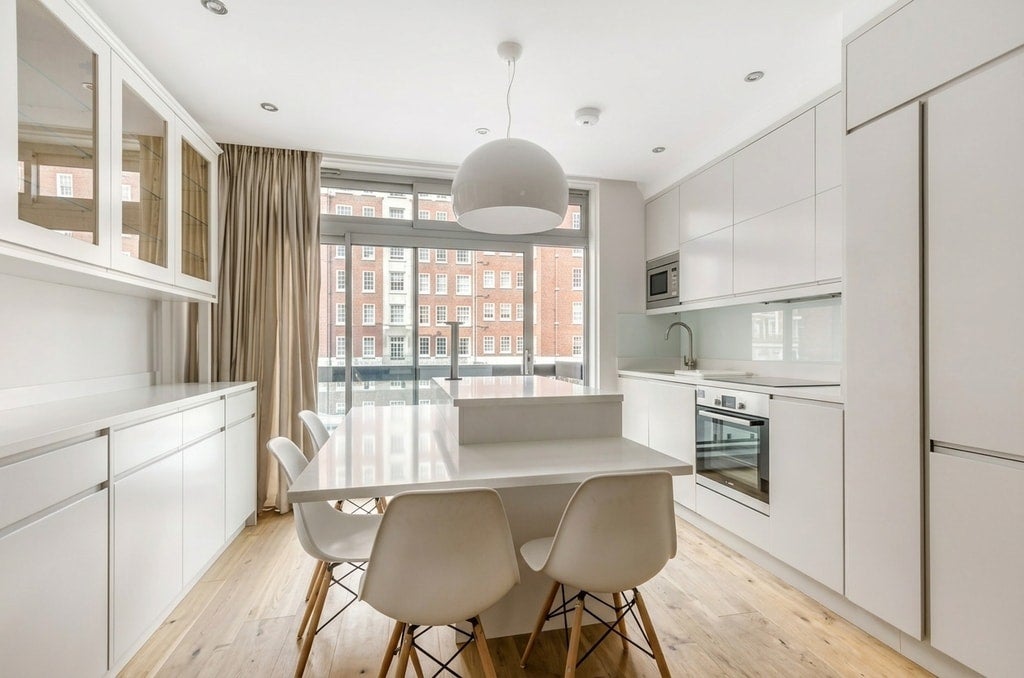 Flat Portman Square in City of Westminster