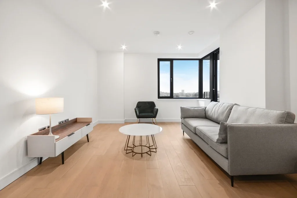 Flat Cremer Street in Greater London