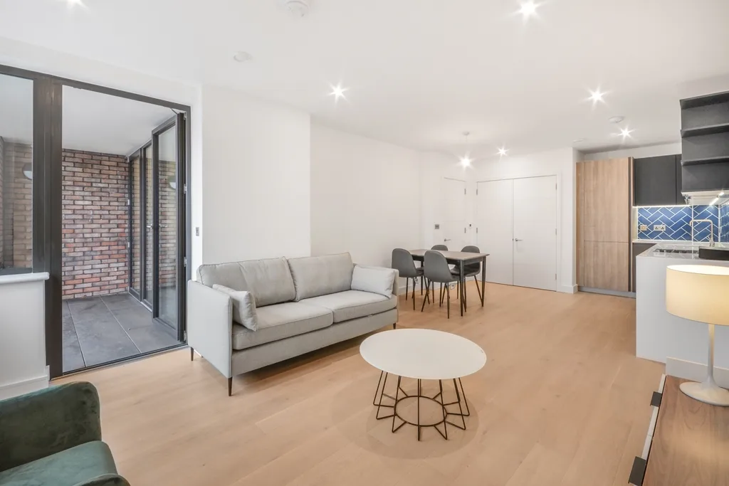 Flat Cremer Street in Greater London