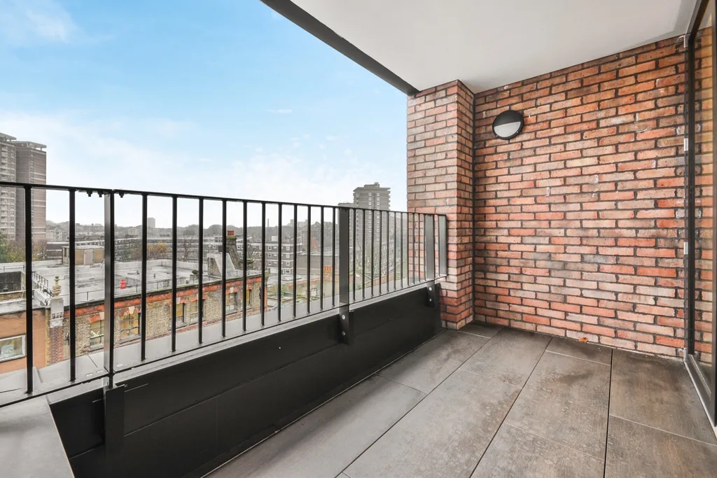 Flat Cremer Street in Greater London
