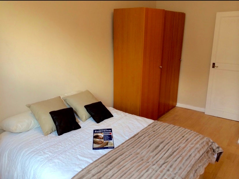 Flat Radipole Road in Greater London