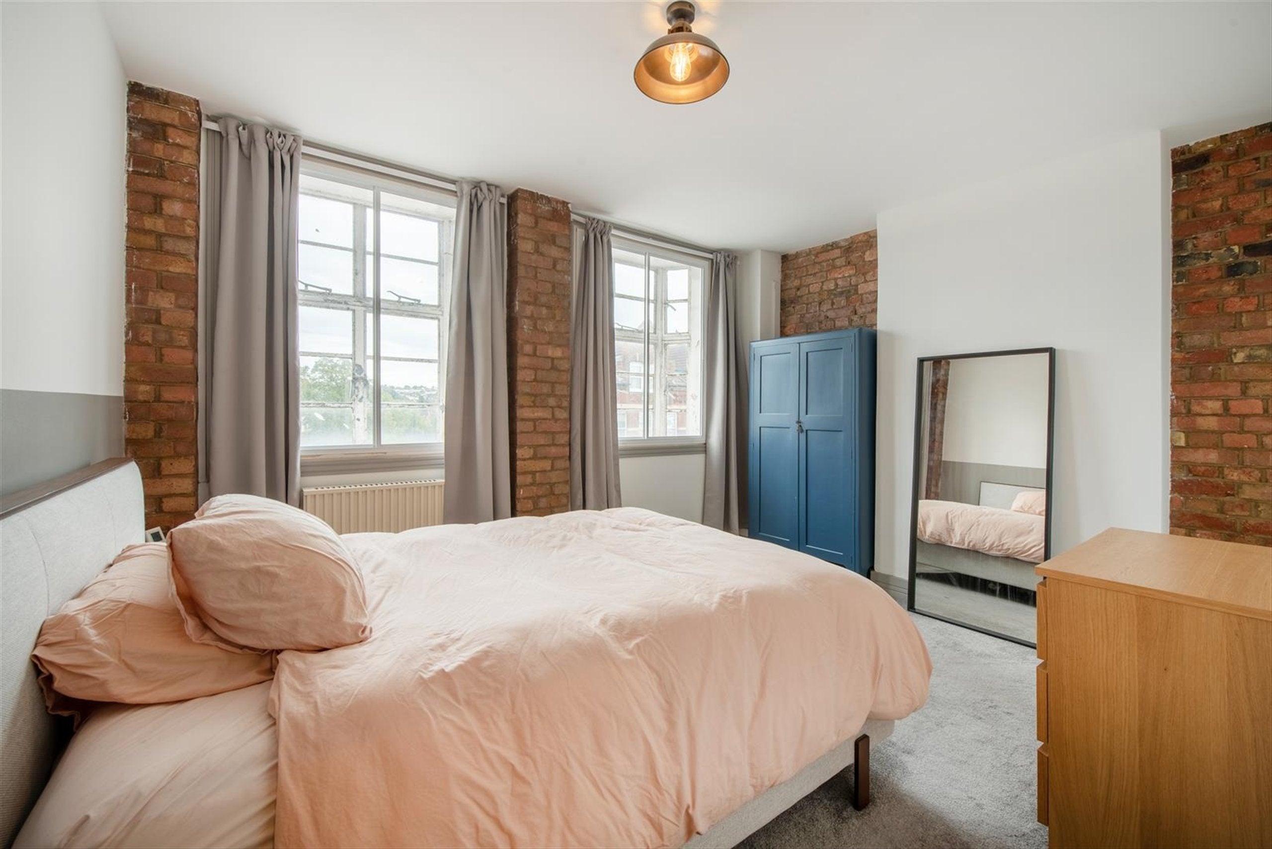 Flat Mitcham Lane in Greater London