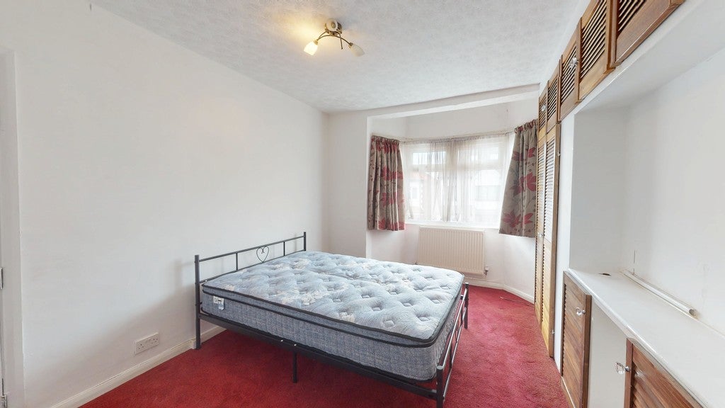 Room Manor Way in Greater London