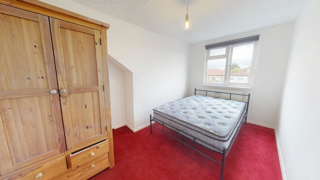 Room Manor Way in Greater London
