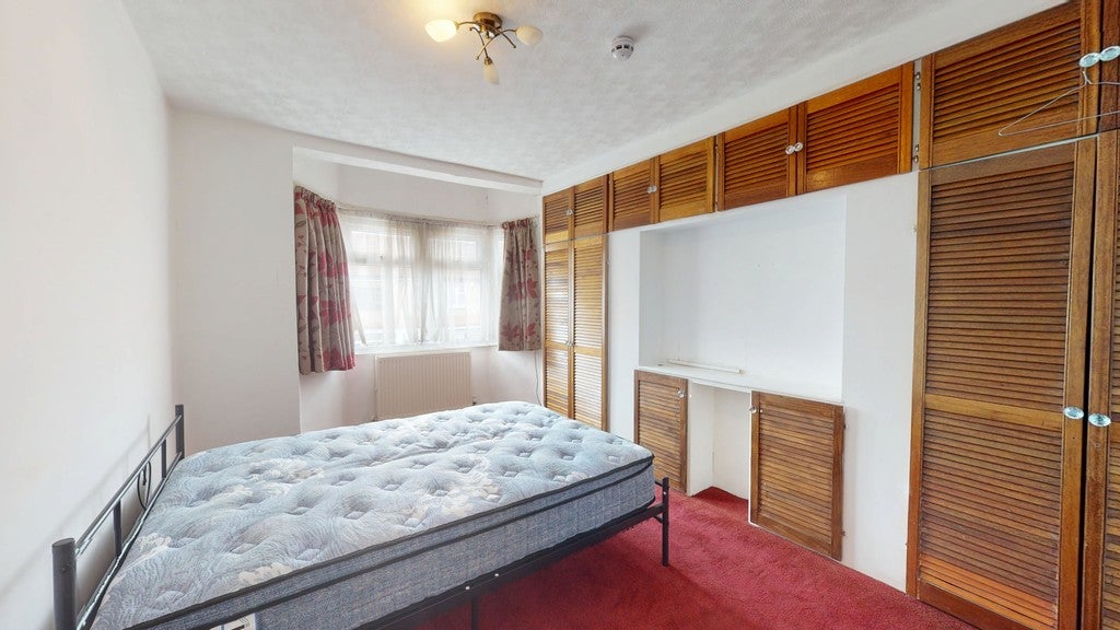 Room Manor Way in Greater London