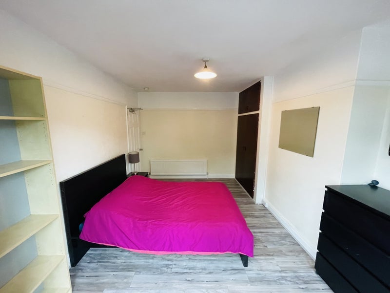 Room St James's Road in Greater London