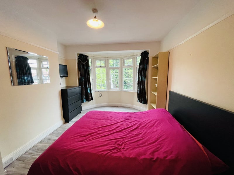 Room St James's Road in Greater London