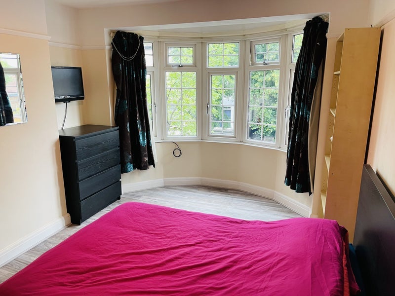 Room St James's Road in Greater London