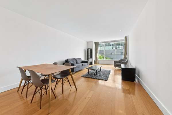 Flat Westferry Circus in Greater London