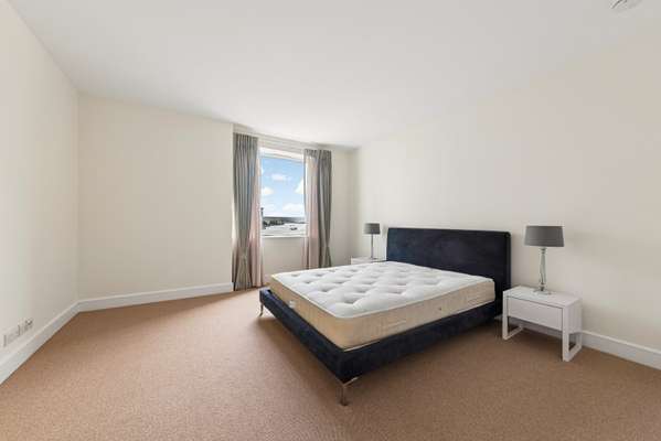 Flat Westferry Circus in Greater London