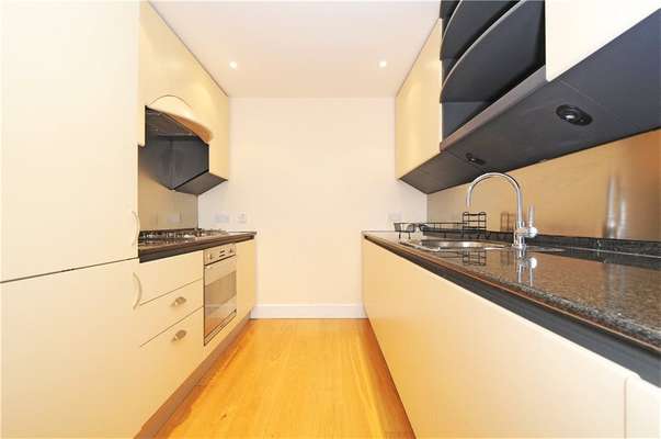 Flat Westferry Circus in Greater London