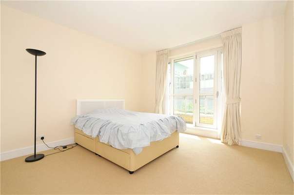 Flat Westferry Circus in Greater London