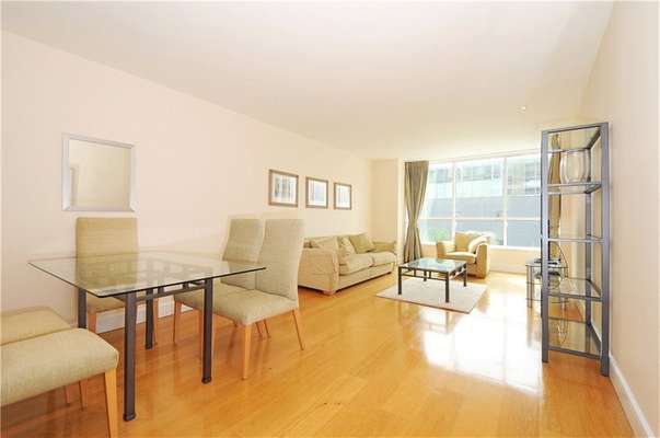 Flat Westferry Circus in Greater London