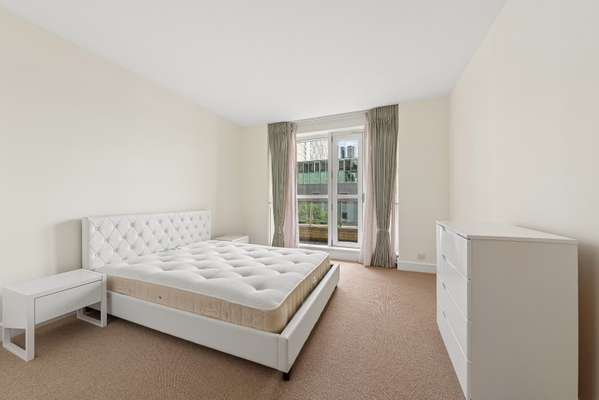 Flat Westferry Circus in Greater London